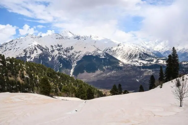 Himachal Weather: लाहौल घाटी में बर्फबारी, कुफरी में सीजन का पहला हिमपात, शिमला में बारिश के साथ ओलावृष्टि