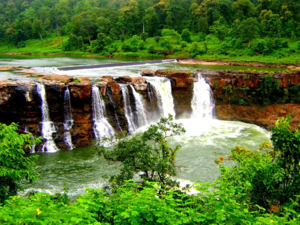 Best places to visit in Gujarat is Saputara
